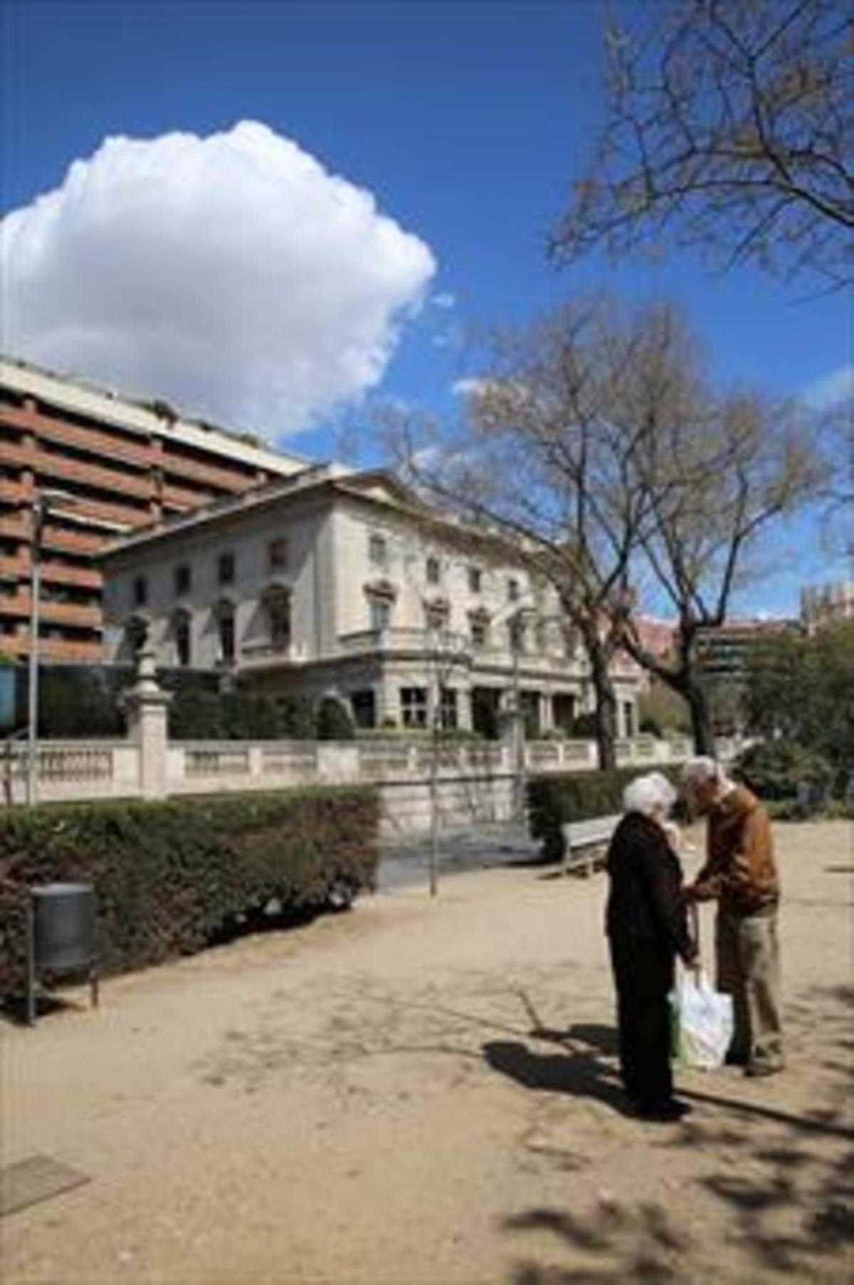 El palauet Abadal, des del lateral de la Diagonal. El palauet Abadal, des del lateral de la Diagonal.