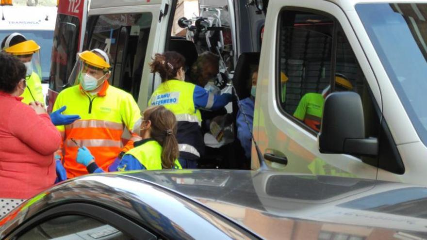 Dos heridos y 30 desalojados por un aparatoso incendio en Ciudad Naranco