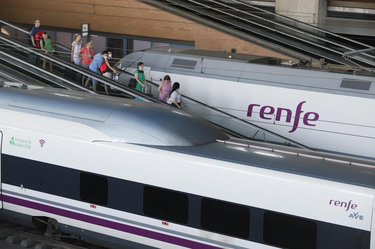 Pasajeros de Renfe en la estación de trenes de Córdoba.