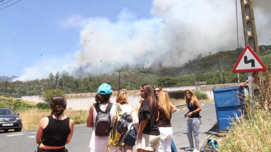 Jóvenes observan el fuego, el pasado 23 de junio en Casardomato.