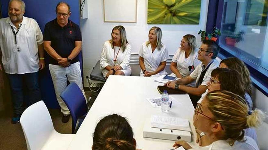 La consellera atiende las explicaciones de los médicos durante la visita que efectuó al centro.