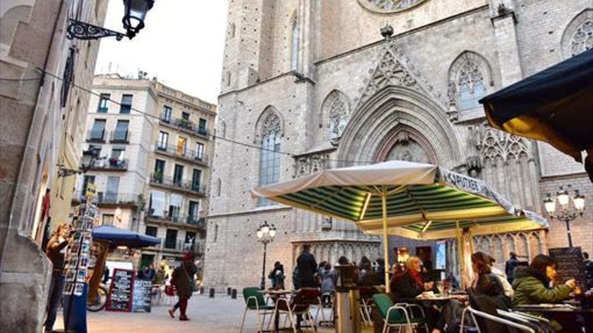 Terrazas en la plaza de Santa Maria, frente a la basílica de Santa Maria del Mar, en el barrio de la Ribera, ayer.