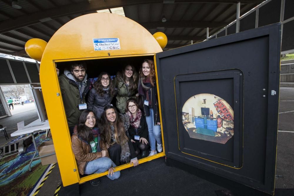 Científicos encargados de la exposición sobre la exploración de los mares del colegio Baudilio Arce