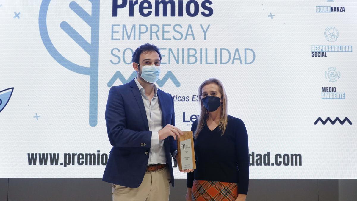 Álvaro Merín, director de producto de Istobal, recibió uno de los dos galardones de Medio Ambiente de manos de la vicepresidenta de la CEV, Eva Blasco.