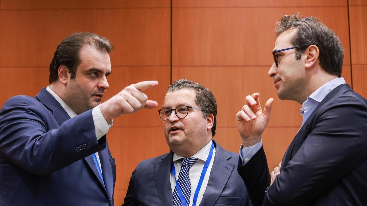 El presidente del Eurogrupo y ministro de Finanzas de Grecia, Kyriakos Pierrakakis; el ministro de Finanzas de Portugal, Joaquim Miranda Sarmento; y el ministro de Economía, Comercio y Empresa de España, Carlos Cuerpo, durante la reunión del Eurogrupo celebrada en Bruselas (Bélgica).