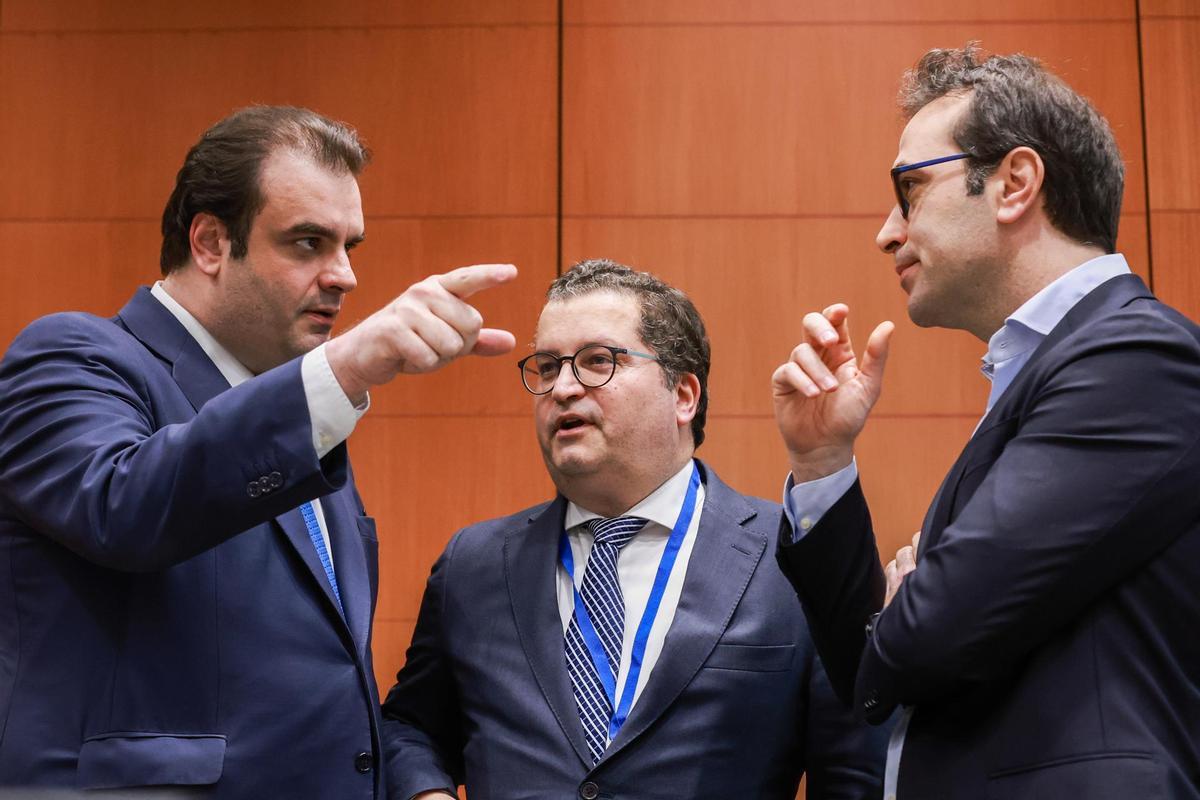 El presidente del Eurogrupo y ministro de Finanzas de Grecia, Kyriakos Pierrakakis; el ministro de Finanzas de Portugal, Joaquim Miranda Sarmento; y el ministro de Economía, Comercio y Empresa de España, Carlos Cuerpo, durante la reunión del Eurogrupo celebrada en Bruselas (Bélgica).