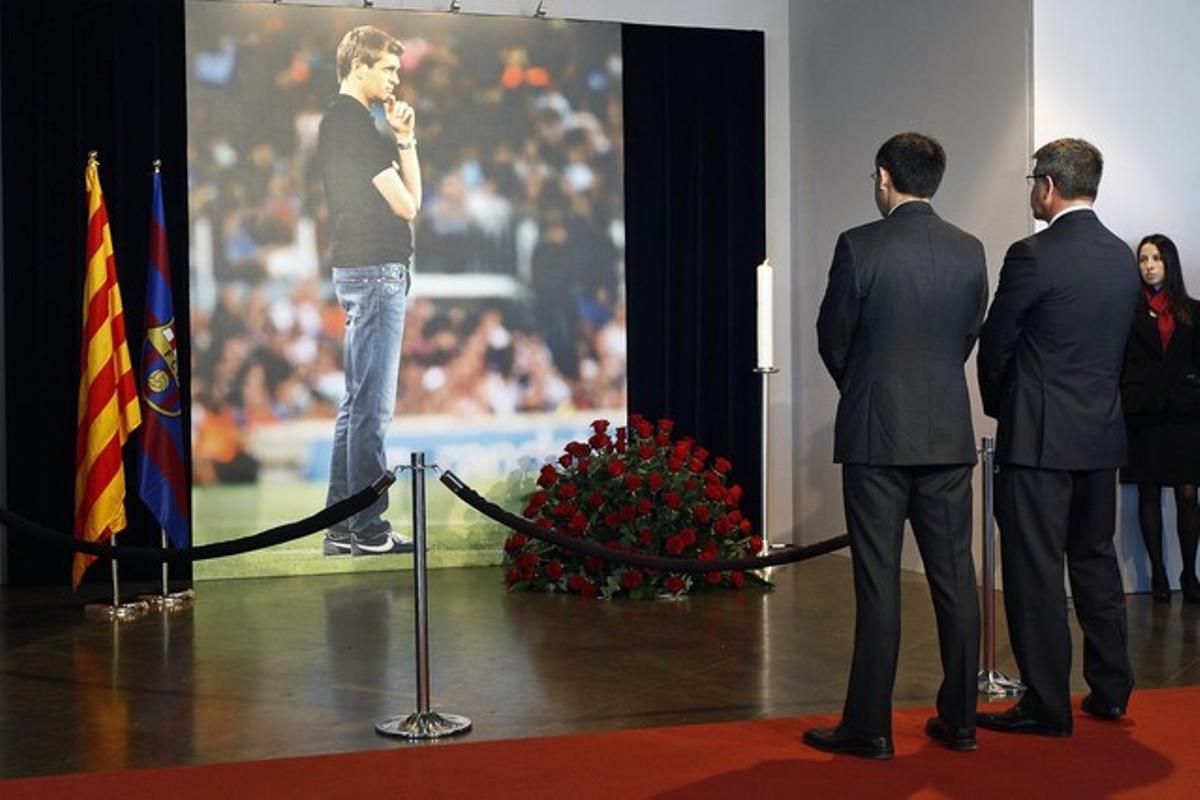 El president del Barcelona, Josep Maria Bartomeu, rendeix homenatge a Tito Vilanova.