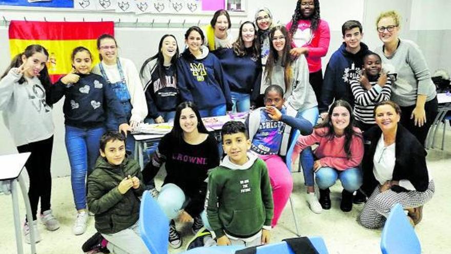 Alumnos de Maristas durante un taller con niños de la Fundación Marcelino Champagnat