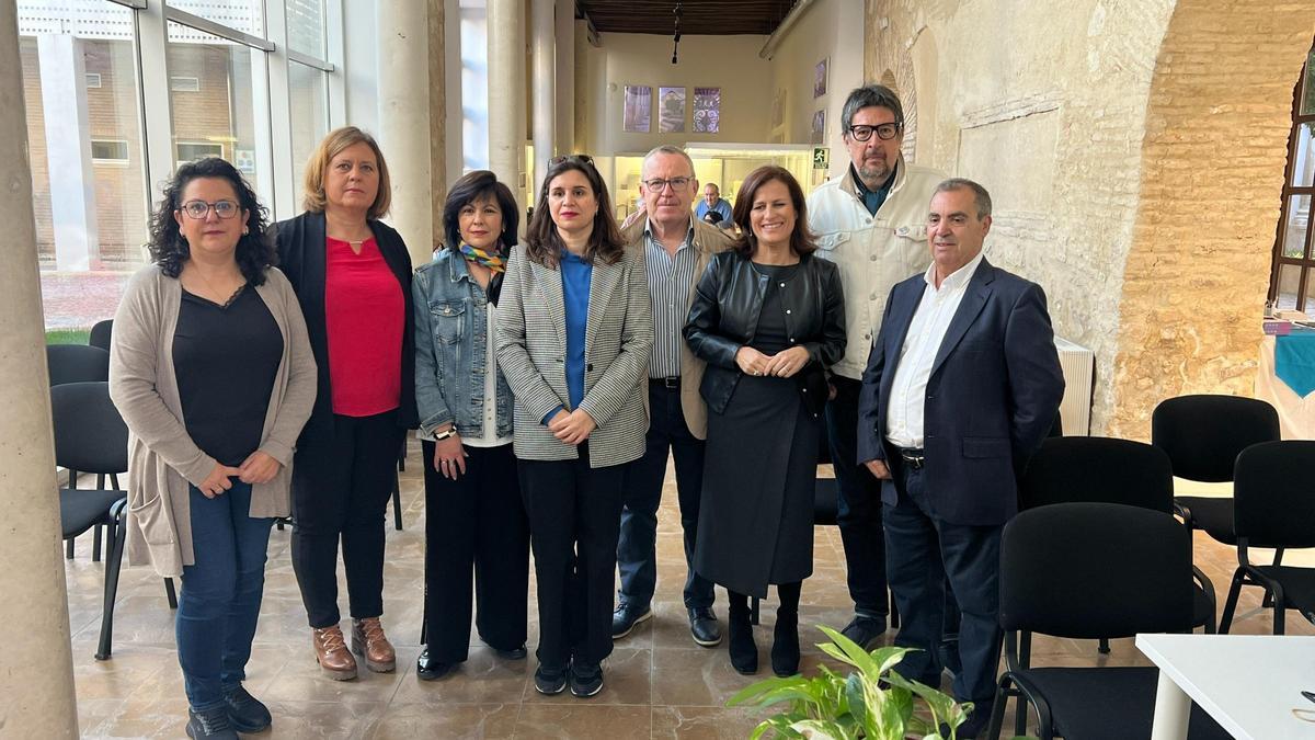 Ponentes y participantes, junto a la concejala de Salud.