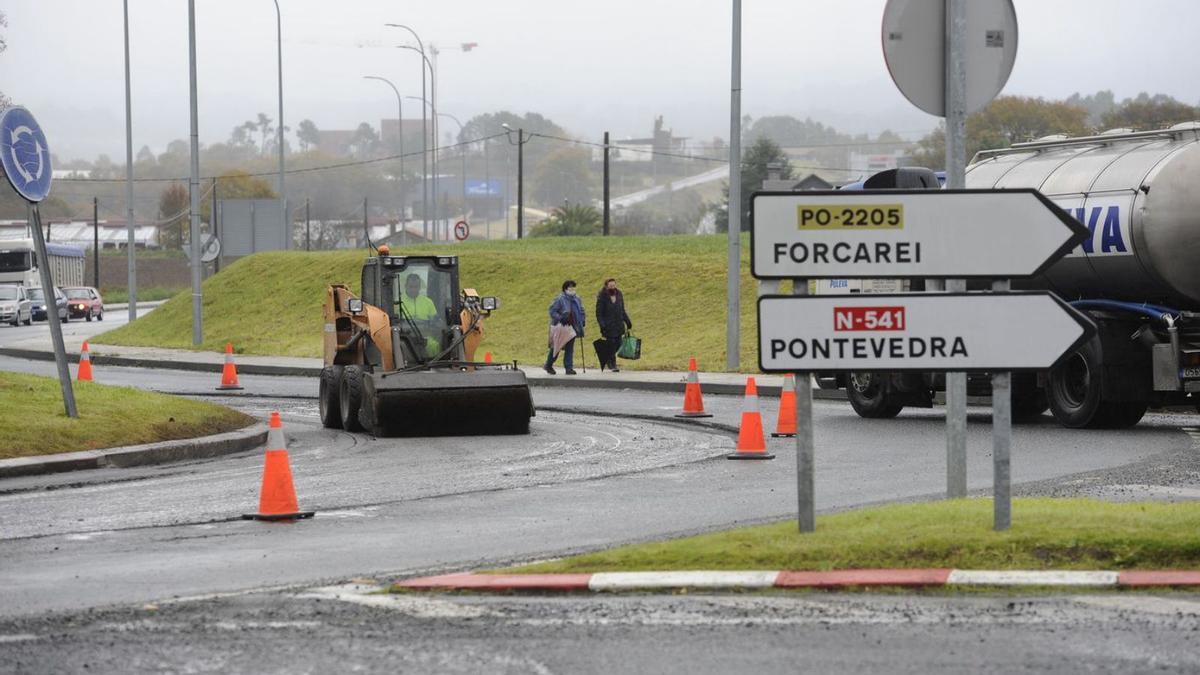 Las retenciones por obras en la N-525 se trasladan a Silleda
Las retenciones por obras en la carretera N-525 se trasladaron ayer al acceso de Silleda desde Lalín, con motivo de la renovación del firme en la rotonda de la Estatua da Muller Labrega. Durante toda la mañana y buena parte de la tarde solo se pudo utilizar un carril, de modo que los operarios daban paso a los vehículos de forma alterna. Además, el tráfico de la carretera de Vila de Cruces PO-205 –incluído el de la autopista– fue desviado por la pista que sube desde el lugar de Mourelos hasta el Barrio do Campo. Hubo quejas de conductores que pretendían girar hacia la PO-205 en momentos en los que el carril estaba libre y los obligaron a meterse igualmente en el casco urbano de Silleda. | BERNABÉ/JAVIER LALÍN