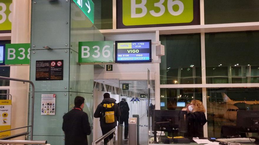 Pasajeros embarcando en un vuelo con destino a Vigo. |   // FDV