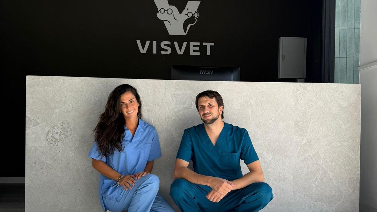 Roser Obach i Albert Bohigas a la clínica Visvet