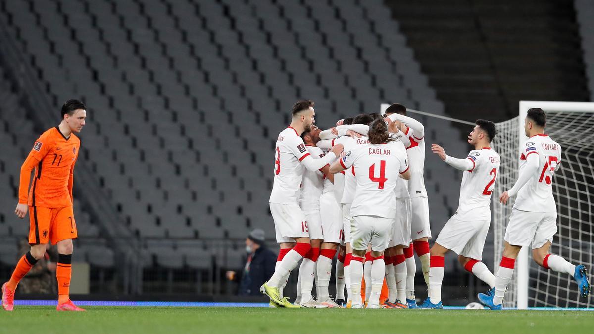 Los jugadores de Turquía festejan uno de los goles en presencia de Berghuis.