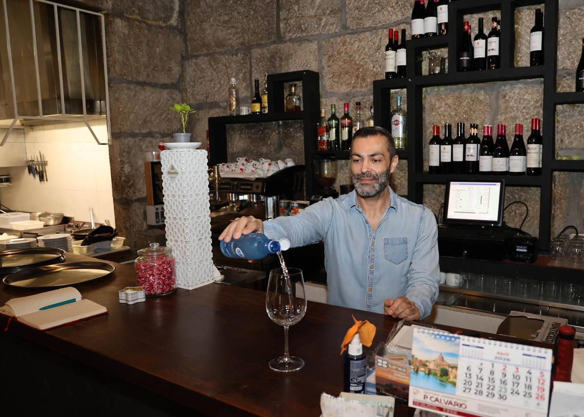 El gerente del Palo-Palo, Rui Marsillach, ayer sirviendo una consumición en la barra.