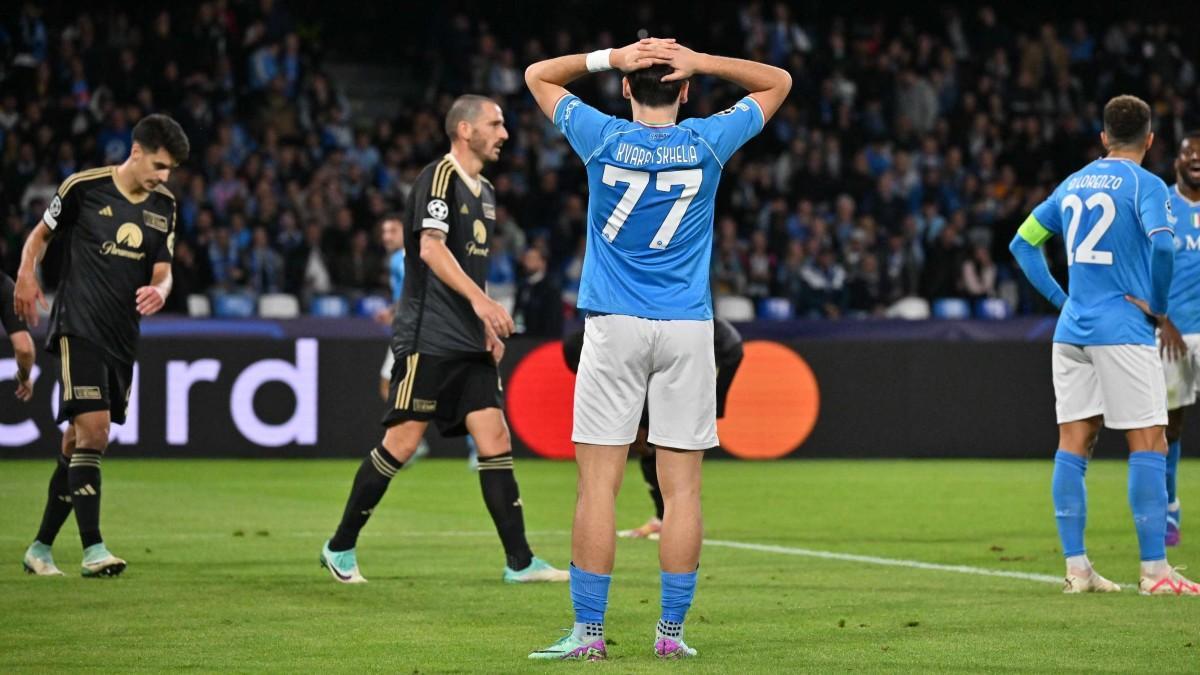 Krvaratskhelia se lamenta tras una ocasión fallada