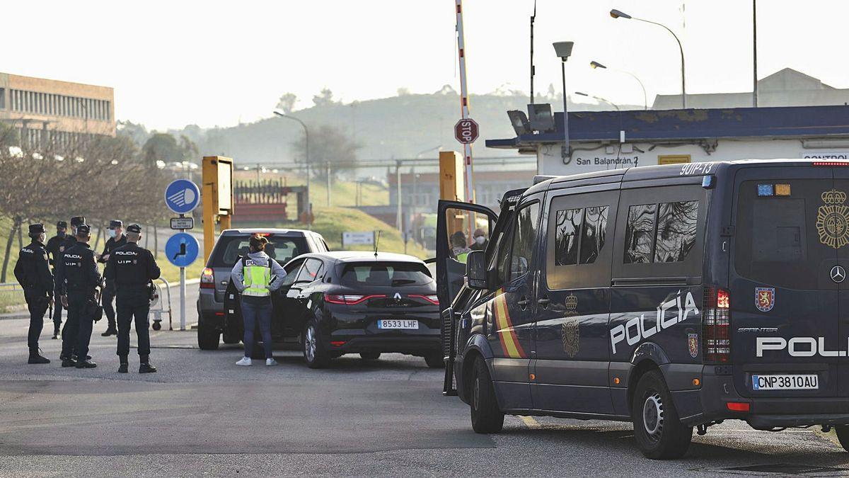 Agentes de la UDEF, en las instalaciones de Alu Ibérica, en Avilés.