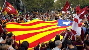 Miles de personas de partidos y colectivos independentistas han salido esta tarde a la calle para manifestarse el día de la Diada Nacional de Cataluña. EFE/Marta Pérez