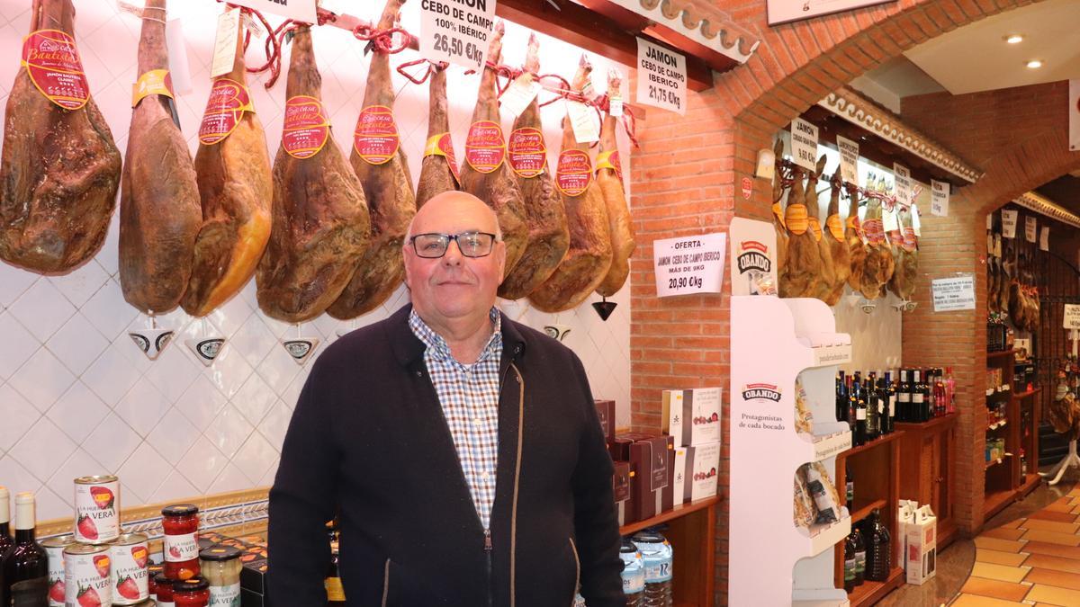 Juan Carlos Bautista, en su tienda durante las Jornadas del Cerdo Ibérico.