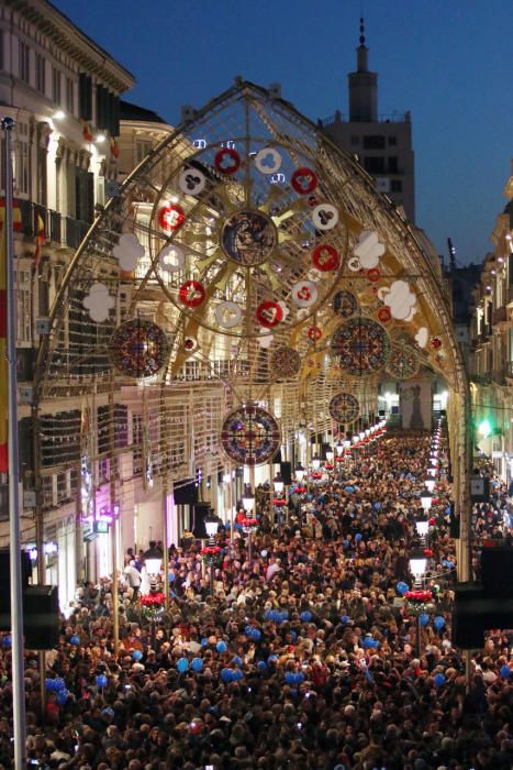 Desde primera hora, abarrotada la calle Larios y su entorno. Imagen de antes del encendido.