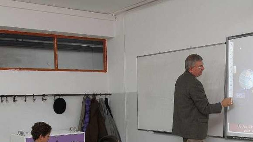 Alumnos y profesor en un aula con ordenadores. // I. Osorio