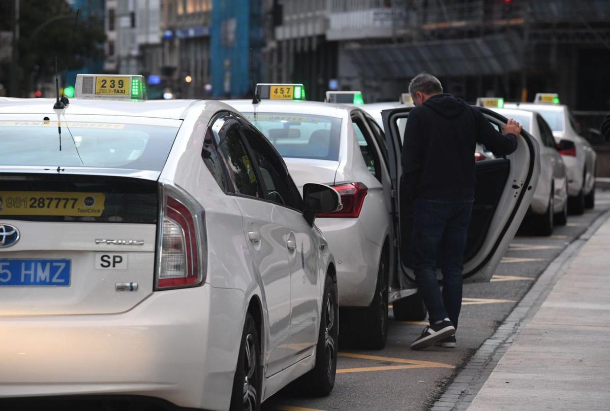 Un usuario entrando en un vehículo de una parada de taxis.