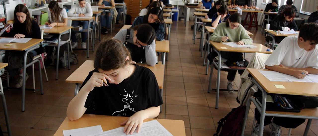 Alumnos de secundaria durante un examen en el instituto, en marzo del año pasado.