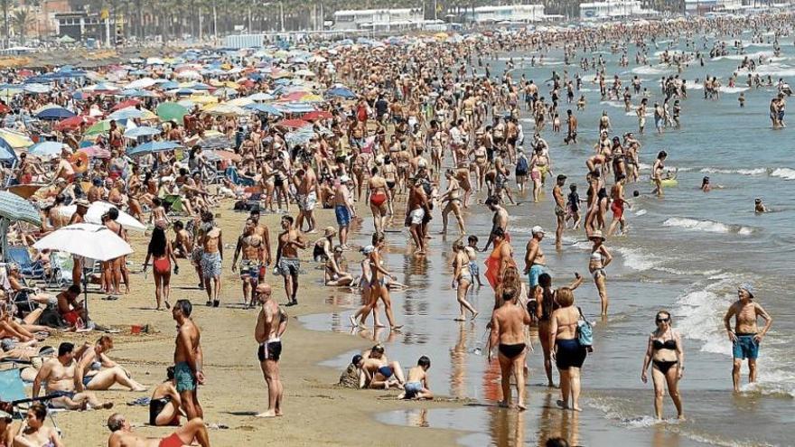 Miles de personas acuden a las playas valencianas en verano para refrescarse.