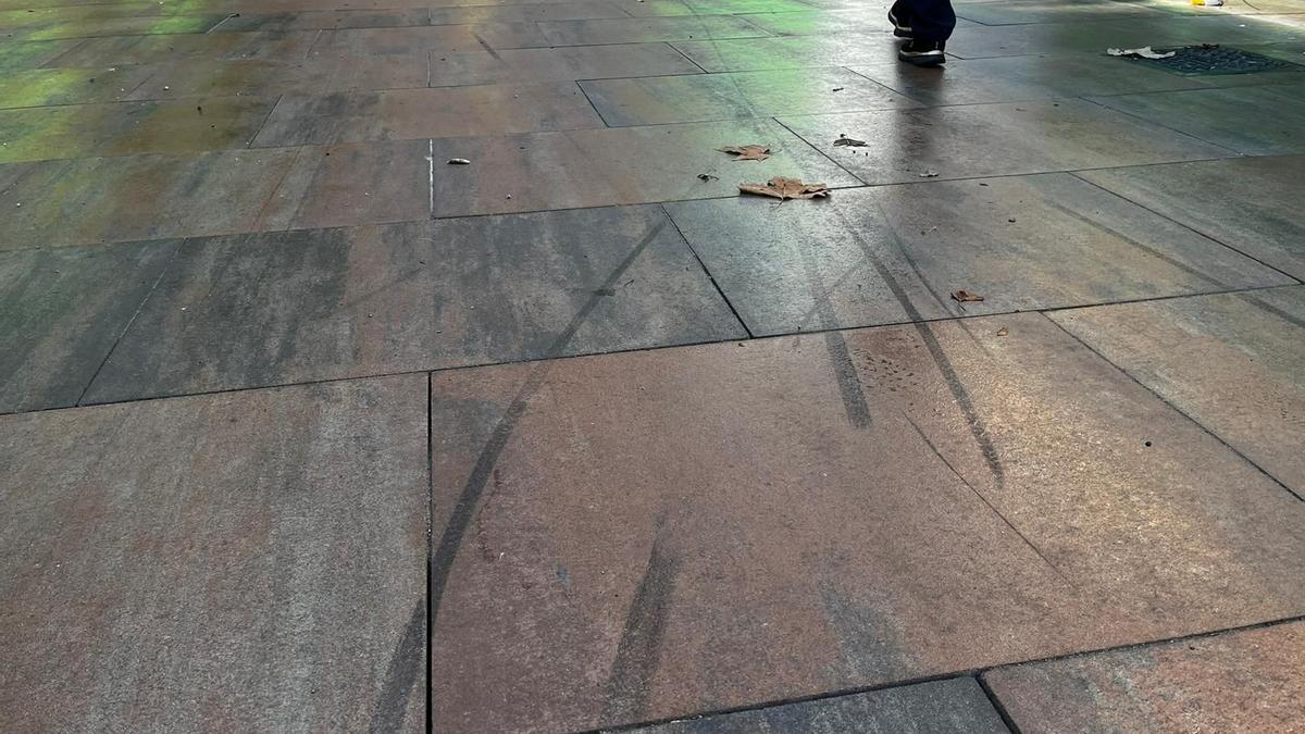 Así de manchadas y marcadas están las nuevas baldosas de la plaza de España de Palma