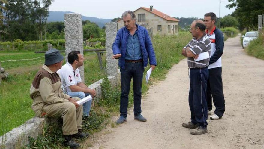 Rey y Pérez con algunos de los vecinos de Arcos que asistieron a la reunión. // Noé Parga