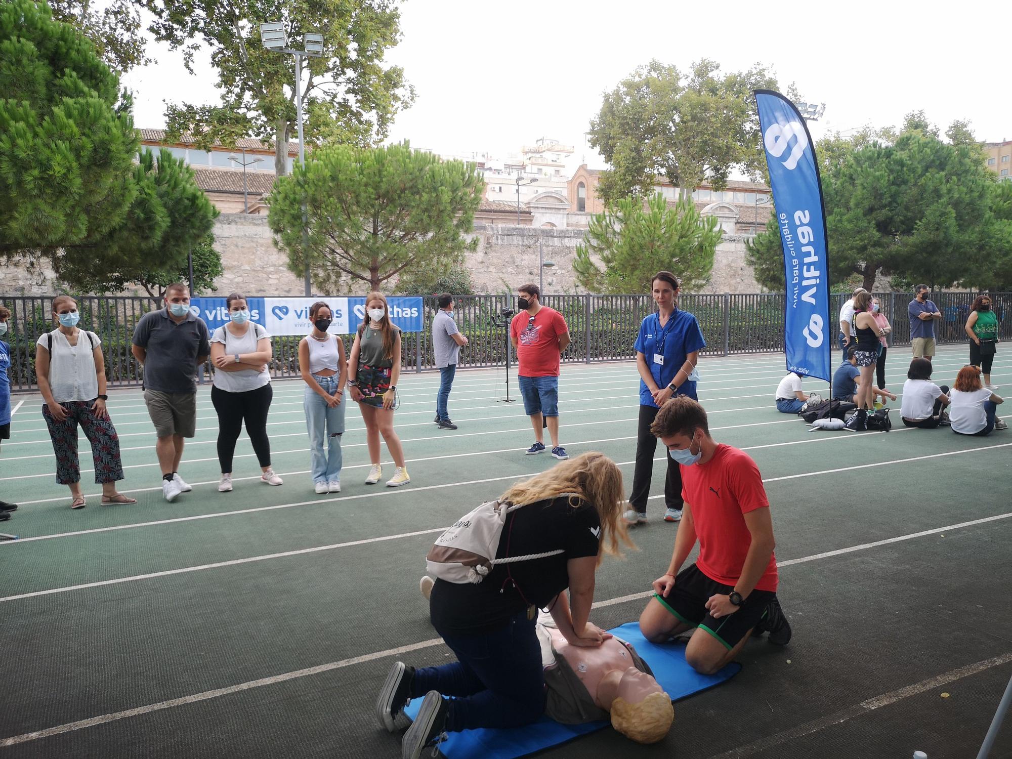 Vithas se ha encargado de formar a los voluntarios del Maratón Valencia Trinidad Alfonso reanimación cardiopulmonar (RCP).