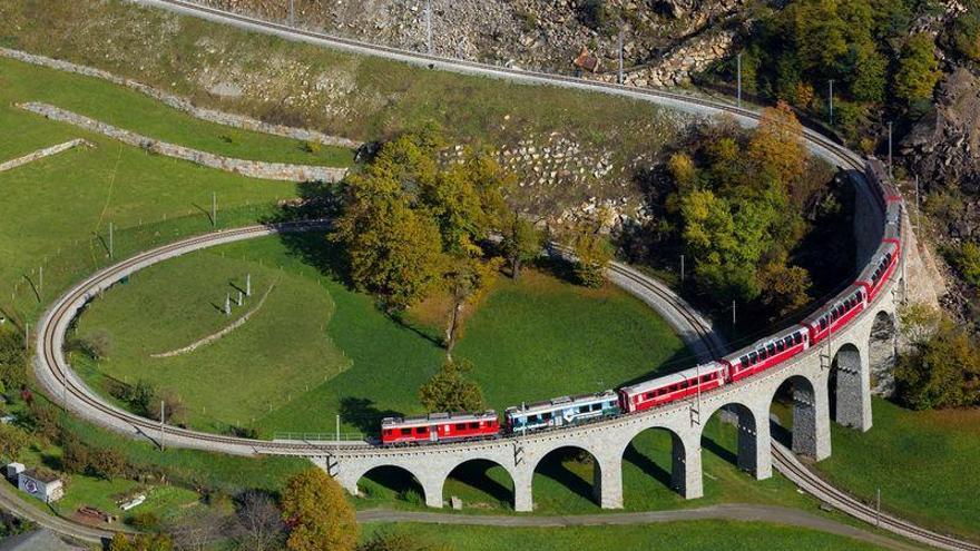 Aragón se fija en el éxito de un tren de montaña suizo para el Canfranero