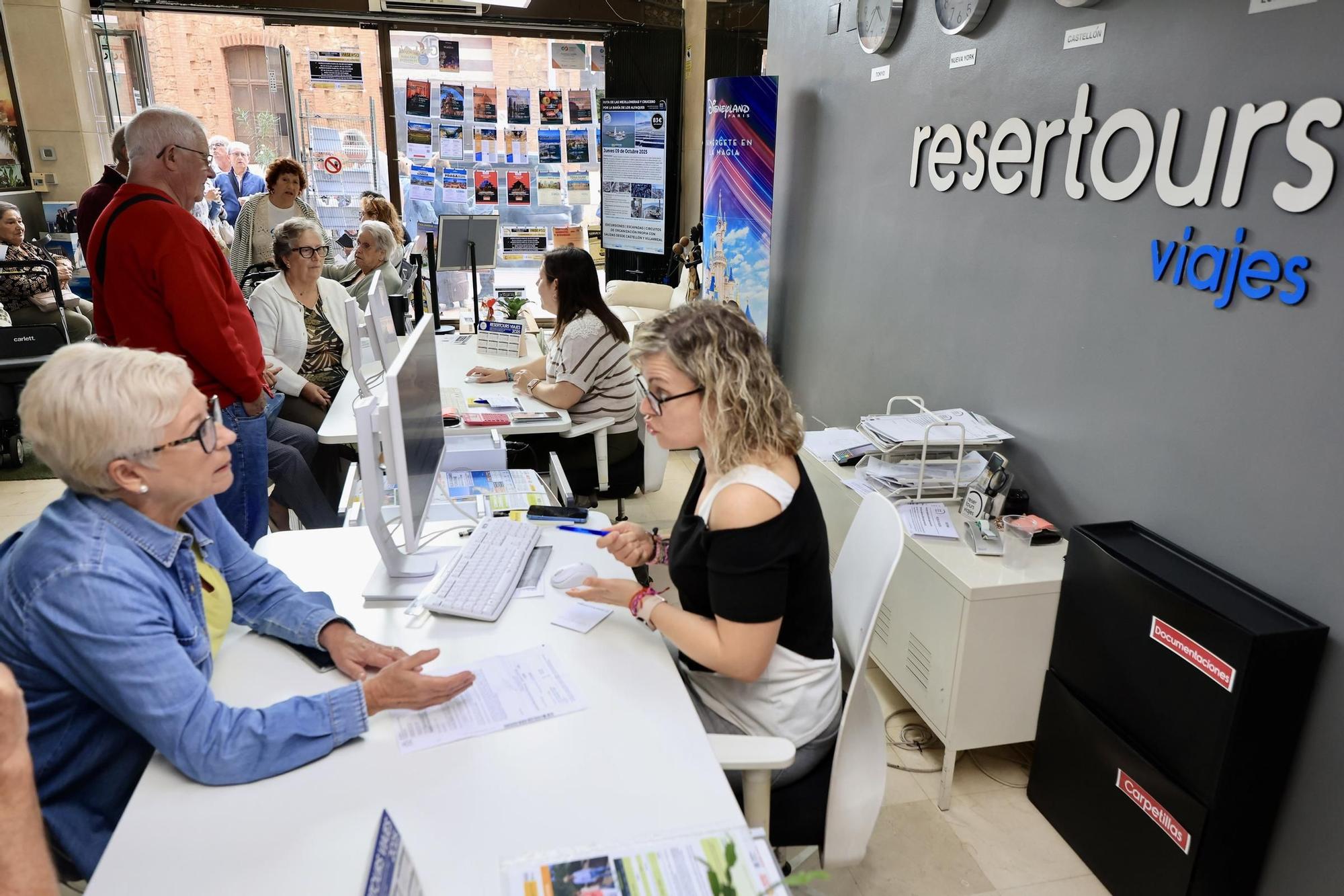 Alud de jubilados en las agencias de Castellón para 'cazar' un viaje del Imserso