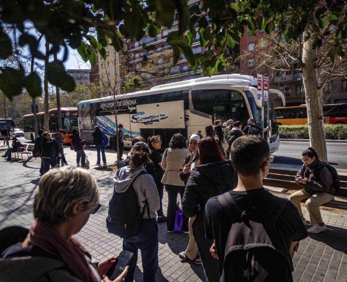Dues de cada tres persones van a treballar amb cotxe
