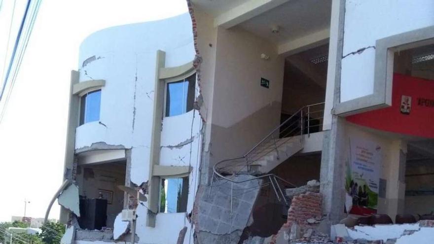 Lupe Gómez ante un edificio de la Universidad en la que imparte clases de Antropología. // FdV