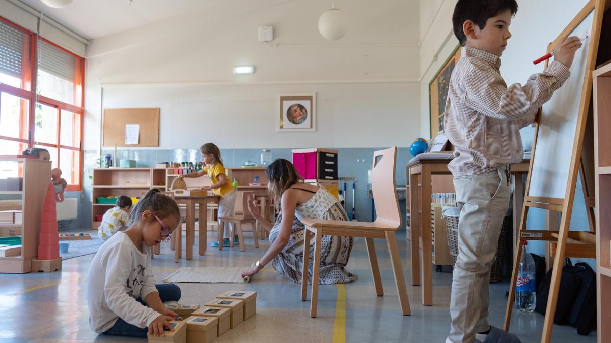 Los alumnos en el aula de Faramontanos supervisados por la maestra Marta Pérez