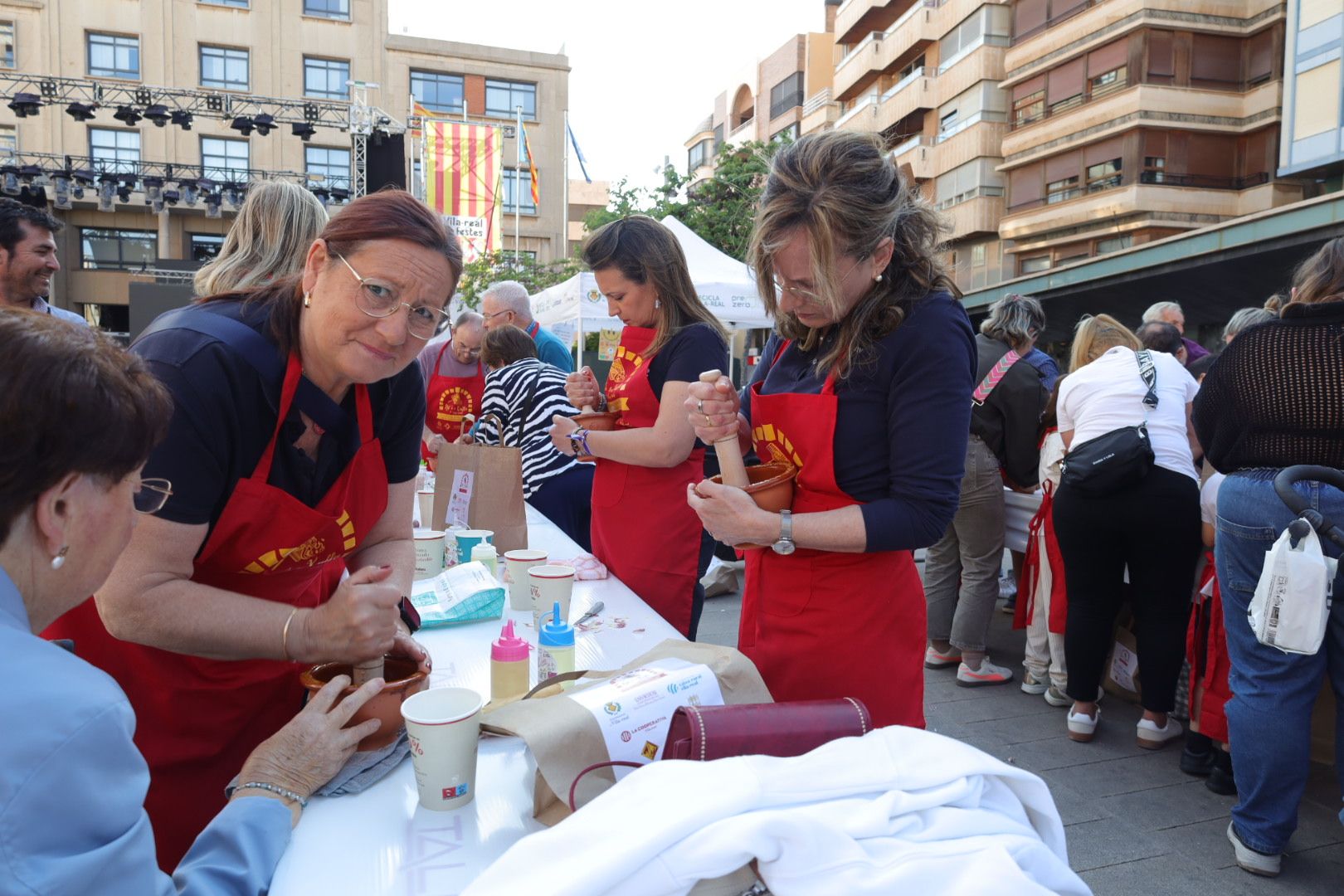 FOTOGALERÍA I Las imágenes de la Nit de la Xulla y del encuentro de elaboración de allioli de las fiestas de Vila-real