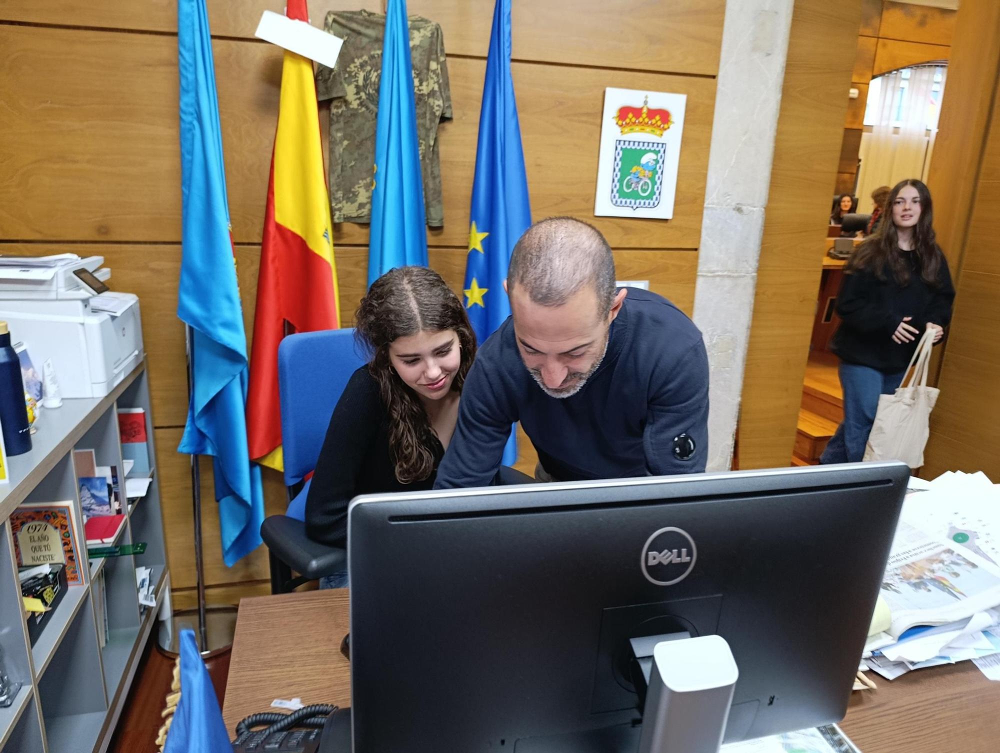 La visita de la Banda de Música del Conservatorio de Sabadell al Ayuntamiento de Siero, en imágenes