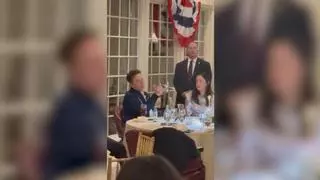 El vídeo viral de Elon Musk jugando con un tenedor y dos cucharas durante su cena con Donald Trump en la Casa Blanca