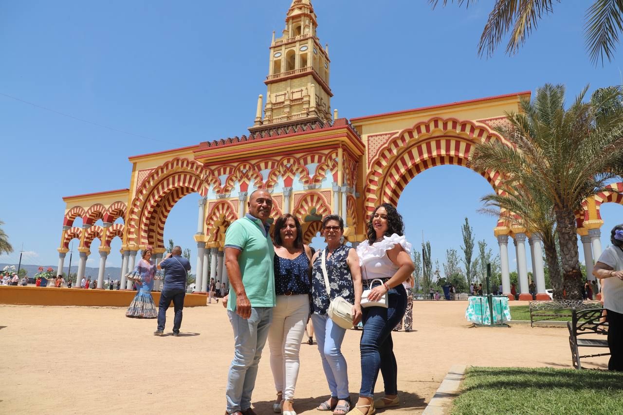 Amigos y familiares en el martes de Feria