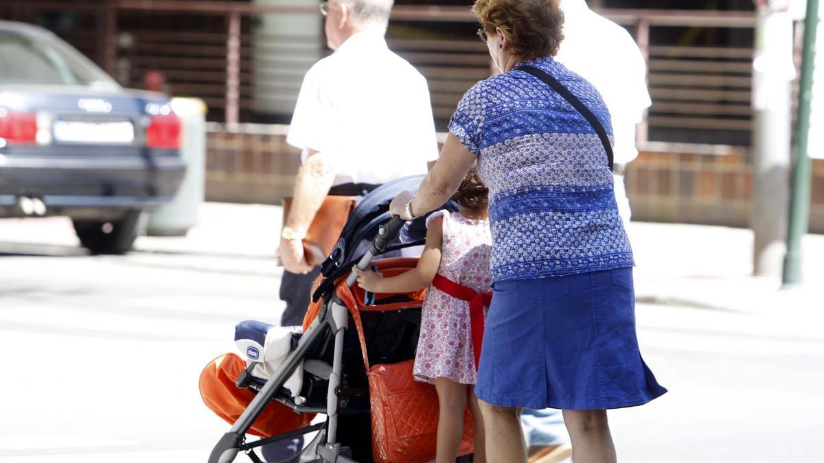 Una abuela cuida de sus nietos.