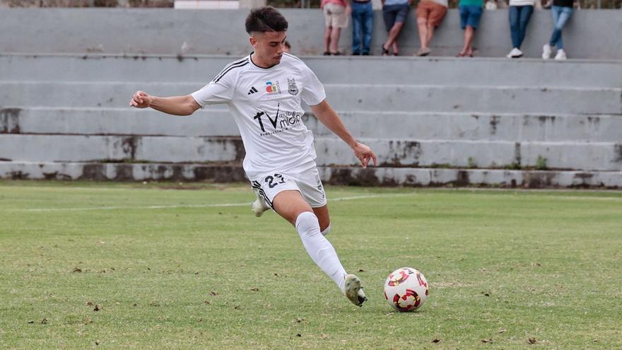 Lisando, jugador de la UD Ibarra. | FIRMA