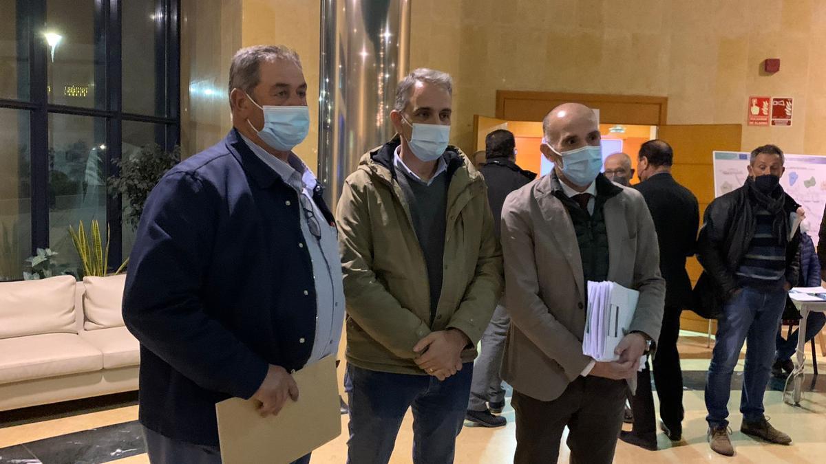 Isidro Hurtado, Juan Arias y Manuel Mejías antes de la asamblea de regantes