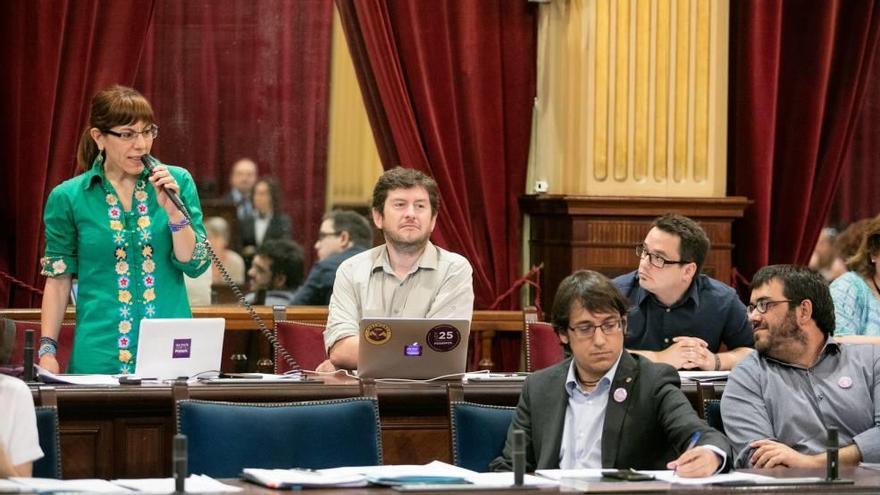 Laura Camargo, Alberto Jarabo y Carlos Saura, de Podemos, en un pleno del Parlament.