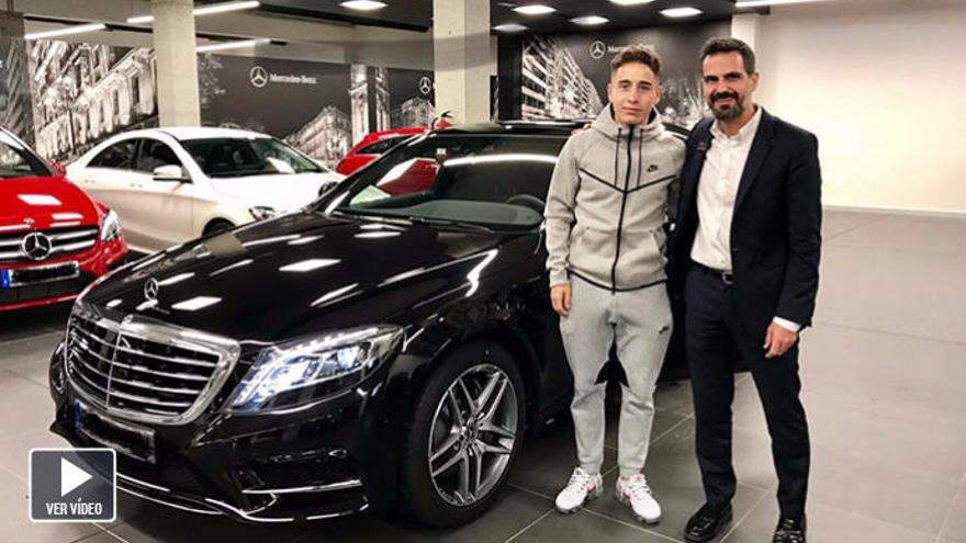 Emre Mor. comprándose un coche de lujo en Vigo. // Grupo Louzao