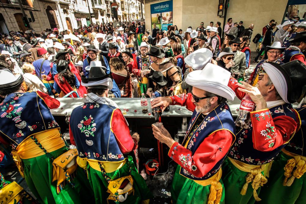 La procesión de la reliquia es uno de los actos que más agradan a los alcoyanos en el día dedicado al patrón San Jorge.