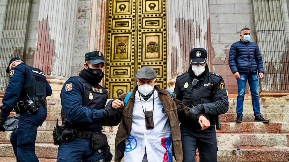 Detención, el pasado 6 de abril ante las puertas del Congreso de los Diputados, de José Esquinas, doctor en genética, ex presidente del comité sobre agricultura y alimentación de la FAO.