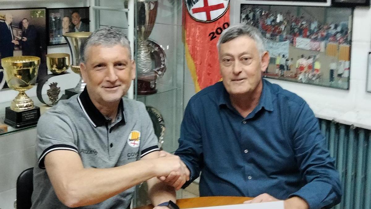 L'entrenador del Covisa Manresa, Paco Cachinero, i el president del club Pere Joan Pusó en el moment d'acordar la continuïtat del tècnic