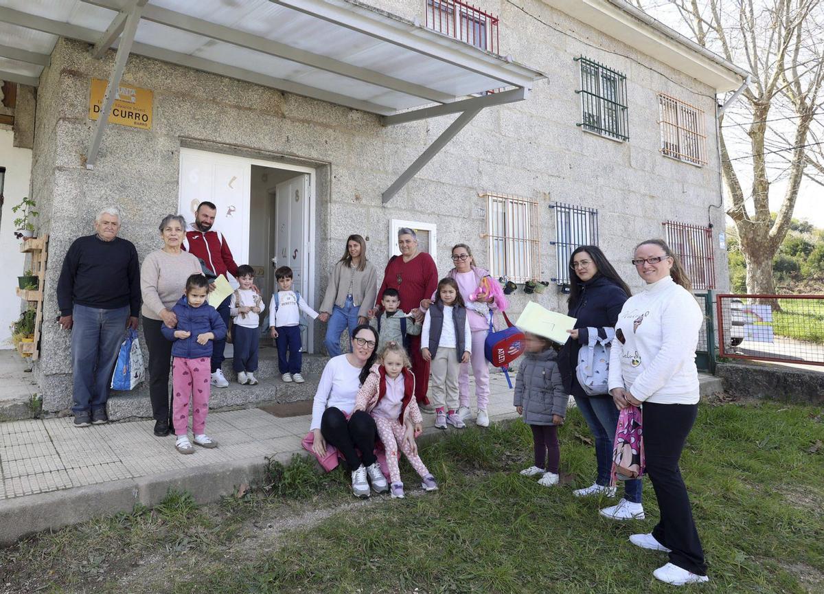 Las familias con los niños y la maestra en el exterior de la EEI de Curro, Barro, ayer lunes a mediodía.