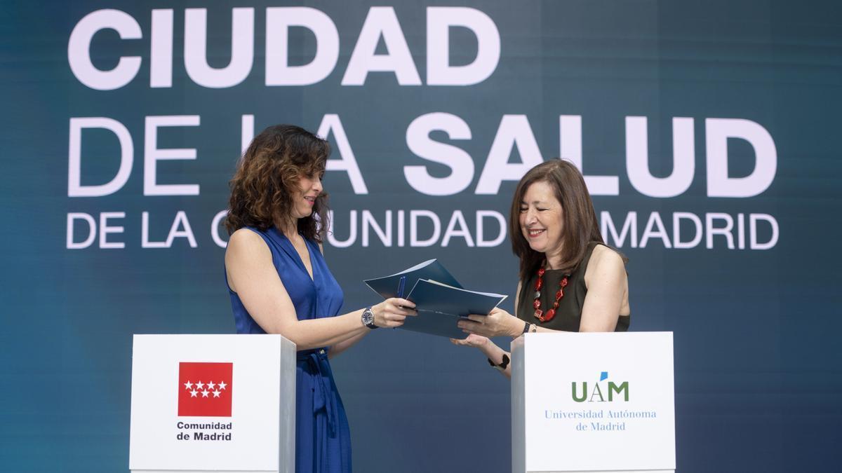Isabel Díaz Ayuso y la rector de la Universidad Autónoma de Madrid, Amaya Mendikoetxea.