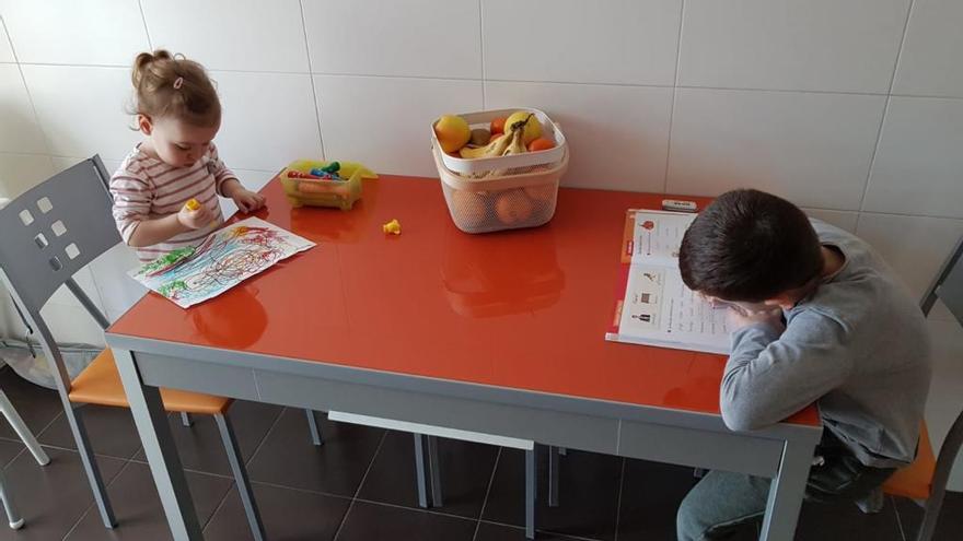 Niños haciendo tareas escolares en casa // FdV